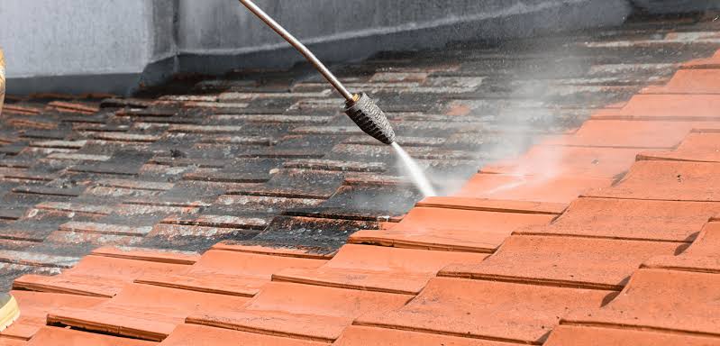Démoussage & traitement de toiture à Mérignac — NR Rénovation Riva 33